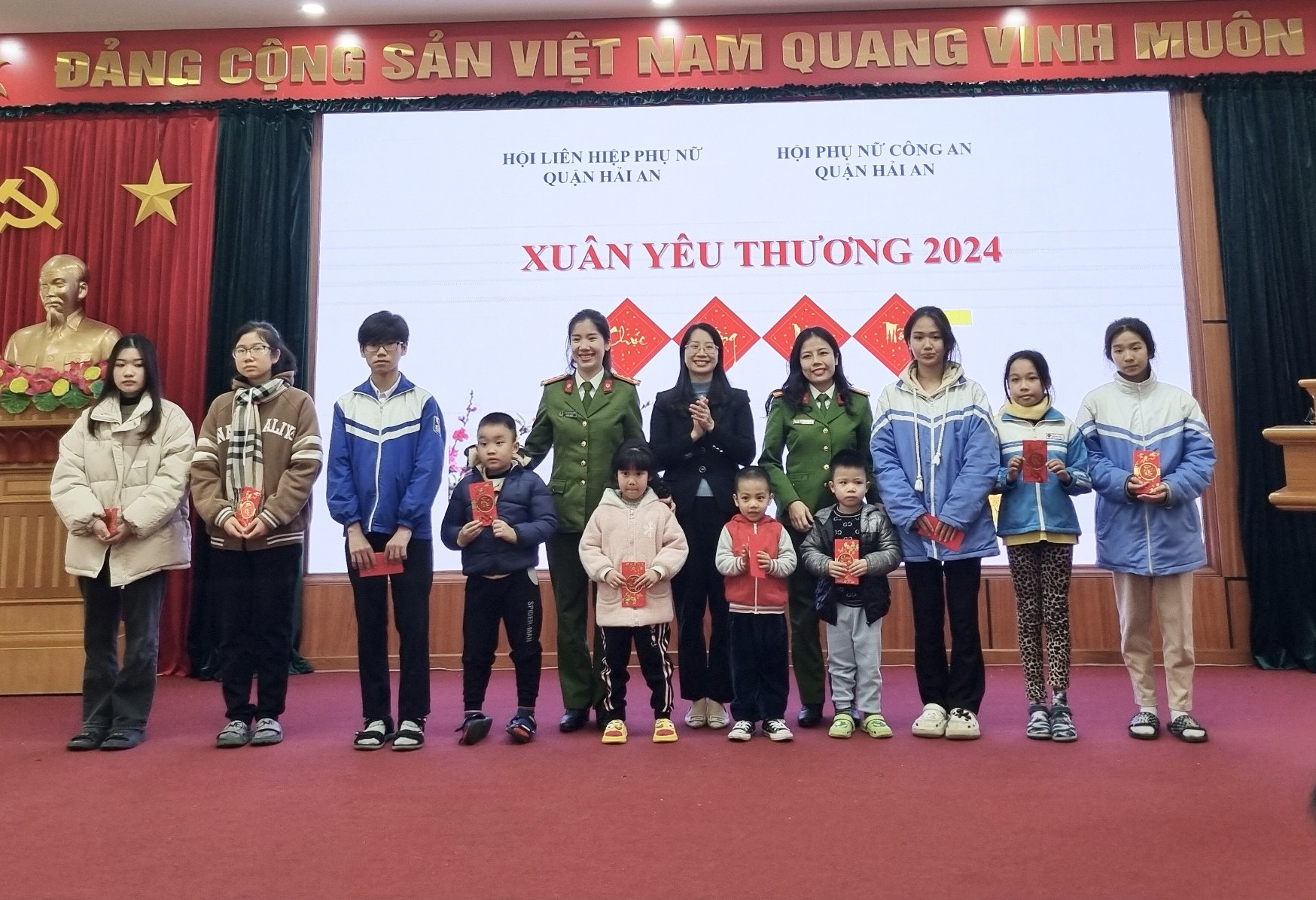 Hội phụ nữ Công an quận Hải An tặng quà Tết trẻ mồ côi